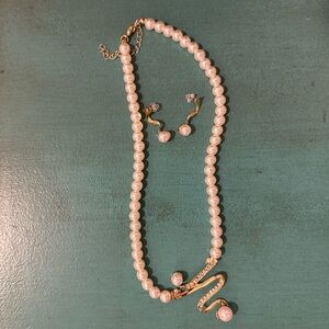Elegant Pearl and Gold Jewelry Set